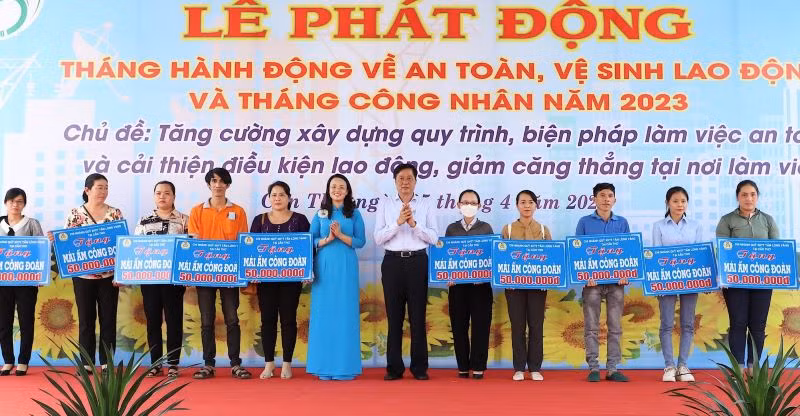Lãnh đạo thành phố Cần Thơ trao “mái ấm Công đoàn” cho công nhân khó khăn về nhà ở.