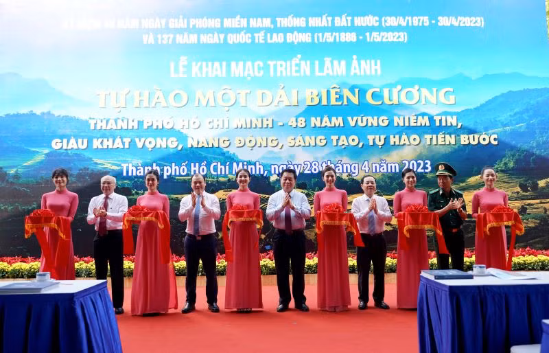 Đồng chí Nguyễn Trọng Nghĩa, Bí Thư Trung ương Đảng Trưởng Ban Tuyên giáo Trung ương và các đại biểu cắt băng khai mạc tại buổi lễ.