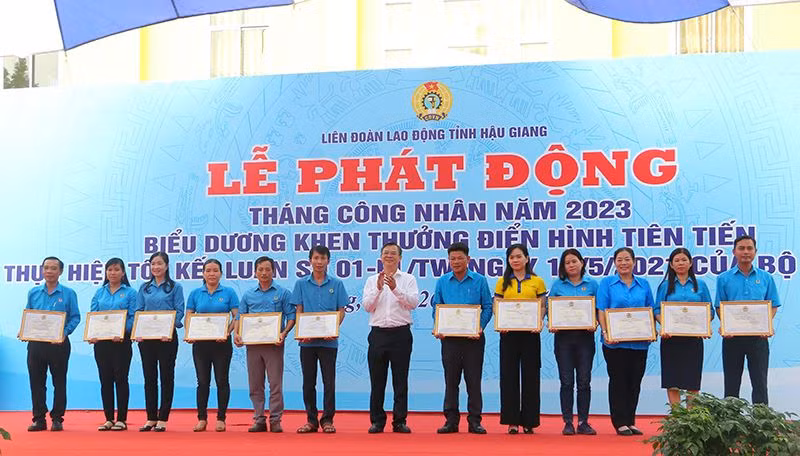 Biểu dương các tập thể điển hình trong học tập và làm theo tư tưởng, đạo đức, phong cách Hồ Chí Minh.