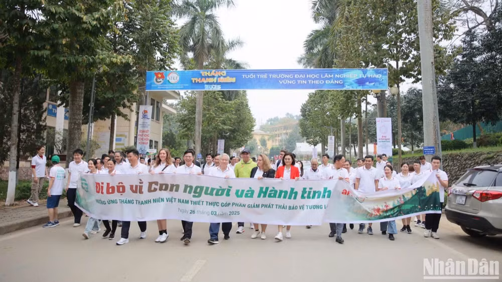 Hơn 1.000 thanh niên trong nước và quốc tế đã cùng nhau tham gia hoạt động "Đi bộ vì con người và hành tinh" được tổ chức tại Trường Đại học Lâm nghiệp.