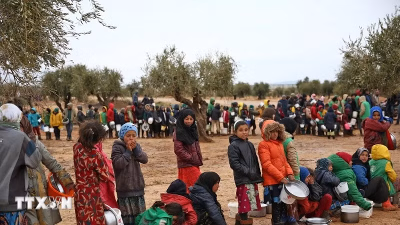Trẻ em Syria chờ nhận thực phẩm cứu trợ tại một trại tị nạn ở gần Bab al-Salamah, khu vực biên giới giữa Syria và Thổ Nhĩ Kỳ. (Ảnh: THX/TTXVN)