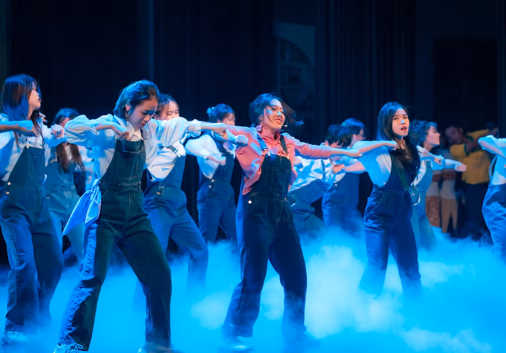 Madeline (áo hồng) - một cô gái trẻ mới vào làm việc tại một nhà máy