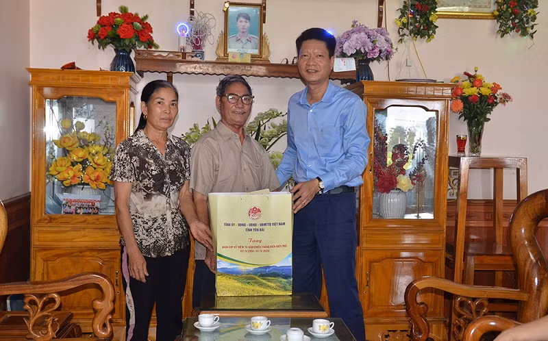 Phó Chủ tịch Thường trực Ủy ban nhân dân tỉnh Nguyễn Thế Phước tặng quà tại huyện Văn Yên. Ảnh: THANH SƠN.