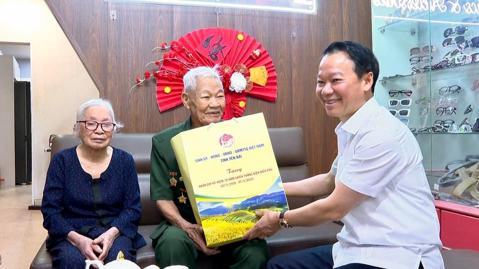 Bí thư Tỉnh ủy Đỗ Đức Duy tặng quà chiến sĩ Điện Biên tại thành phố Yên Bái. Ảnh: THANH SƠN.