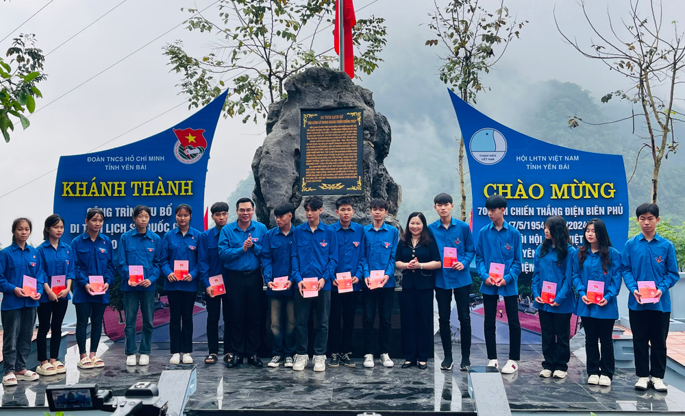Lễ kết nạp 70 thanh niên ưu tú vào Đoàn tại khu di tích. (Ảnh: THANH SƠN)