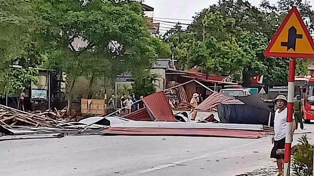 Gió thổi bay một mái che tôn của xưởng gỗ bóc tại Lạng Sơn.