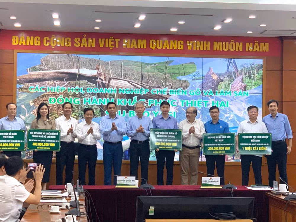 Cục Lâm nghiệp công bố số tiền quyên góp của cộng đồng doanh nghiệp để hỗ trợ người dân và công nhân lâm nghiệp bị thiệt hại do bão số 3 gây ra là 1.560.000.000 đồng. Cục Lâm nghiệp công bố số tiền quyên góp của cộng đồng doanh nghiệp để hỗ trợ người dân và công nhân lâm nghiệp bị thiệt hại do bão số 3 gây ra là 1.560.000.000 đồng.