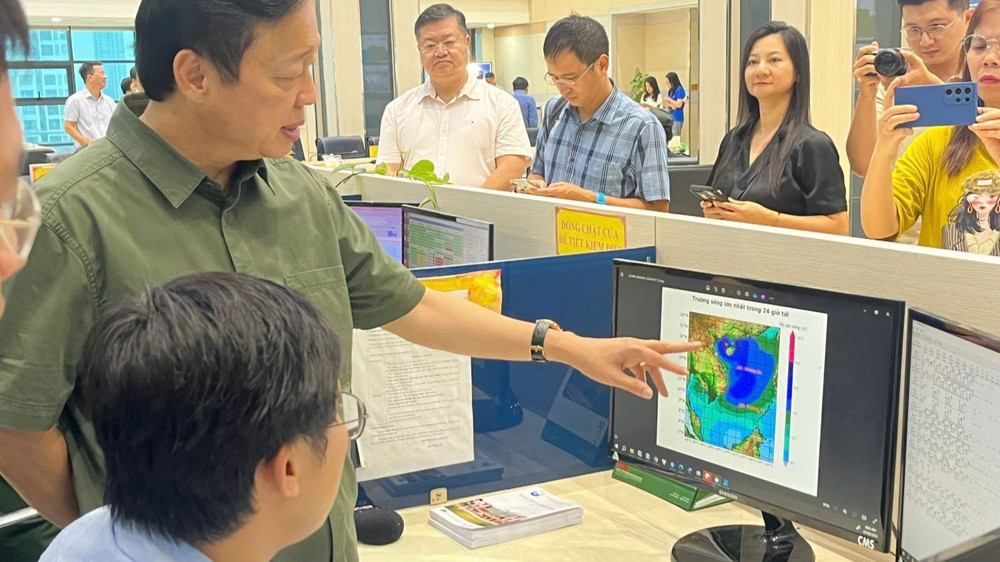 Phó Thủ tướng Chính phủ Trần Hồng Hà theo dõi đường đi của bão tại Trung tâm Khí tượng thủy văn quốc gia.