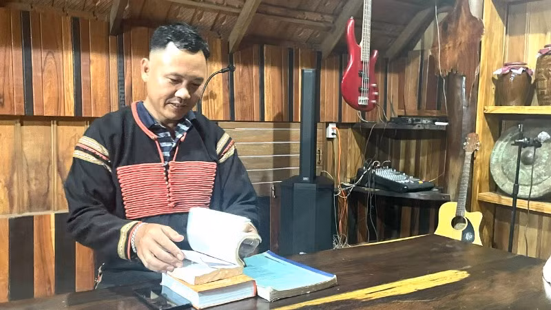 Anh Ama Nhiên, người kể sử thi của buôn Ako Dhông, phường Tân Lập, thành phố Buôn Ma Thuột, tỉnh Đắk Lắk.