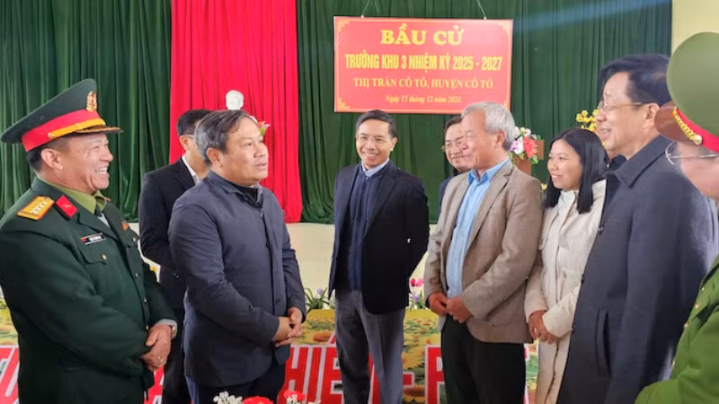 Lãnh đạo tỉnh Quảng Ninh thăm hỏi, trò chuyện với nhân dân thị trấn Cô Tô, huyện Cô Tô.