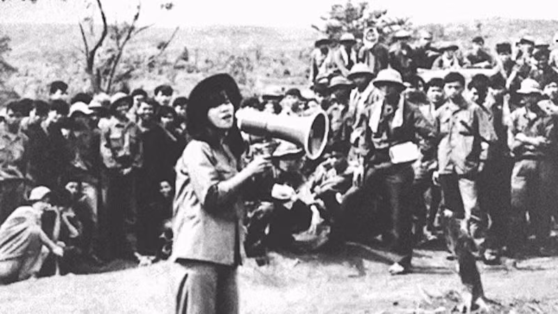 Nghệ sĩ Nhân dân Thanh Hoa hát cho bộ đội nghe tại Đường 9-Khe Sanh. (Ảnh tư liệu)