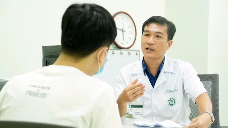 Bác sĩ khám, tư vấn sức khỏe cho người dân tại Bệnh viện Bạch Mai.