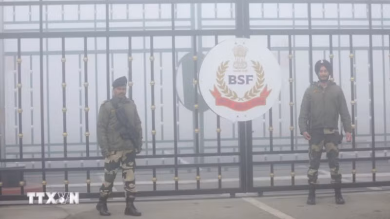 Binh sĩ gác tại cửa khẩu biên giới giữa Pakistan và Ấn Độ, tại Attari, gần Amritsar, Ấn Độ. (Ảnh: ANI/TTXVN)