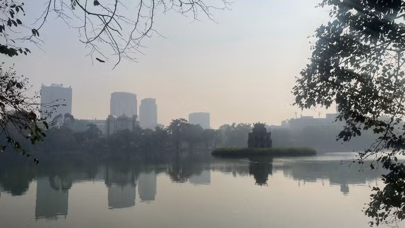 Hà Nội sáng sớm có sương mù và sương mù nhẹ rải rác. Ảnh: Đ.T