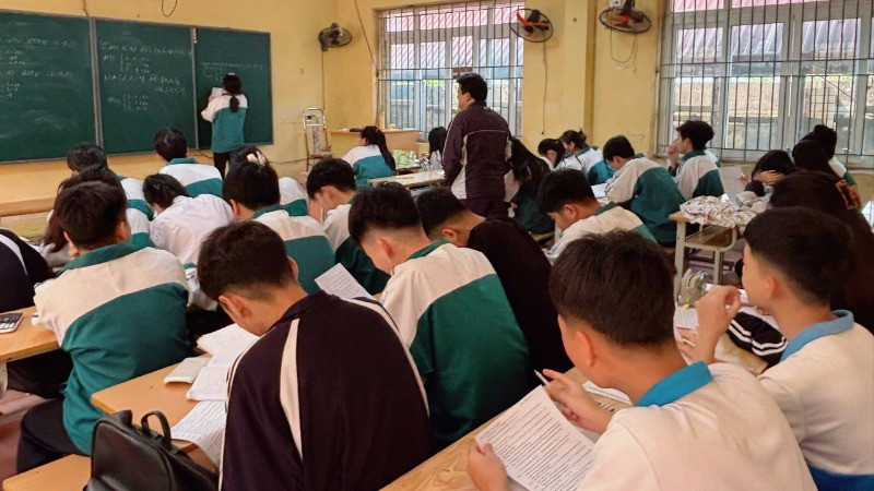 Học sinh lớp 12 Trường THPT Trần Quang Khải (huyện Khoái Châu, tỉnh Hưng Yên) đang ôn thi tốt nghiệp trung học phổ thông.