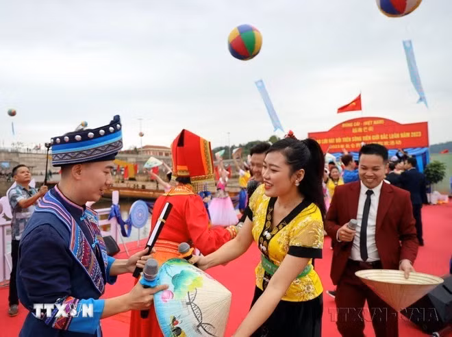 Chương trình giao lưu hát đối trên sông biên giới Bắc Luân giữa thanh niên thành phố Móng Cái (Việt Nam) và thanh niên thành phố Đông Hưng (Trung Quốc) trong khuôn khổ Hội chợ Quốc tế Việt-Trung lần thứ 15.