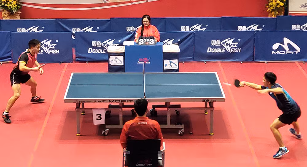 Trận chung kết đôi nam căng thẳng giữa Nguyễn Anh Tú (Hà Nội, bên trái và Đinh Anh Hoàng (T&T, bên phải) tại Giải bóng bàn các cây vợt xuất sắc quốc gia năm 2023. 