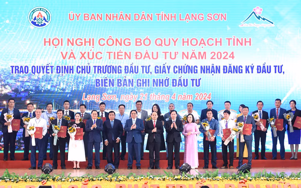 Thủ tướng Phạm Minh Chính chụp ảnh chung với các nhà đầu tư, doanh nghiệp tại hội nghị. 