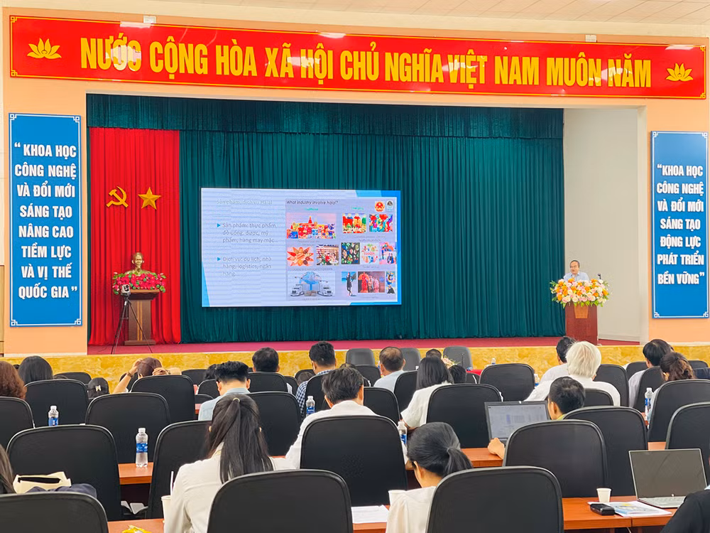 Giám đốc Trung tâm Chứng nhận phù hợp QUACERT Trần Quốc Dũng phát biểu tại Hội thảo.