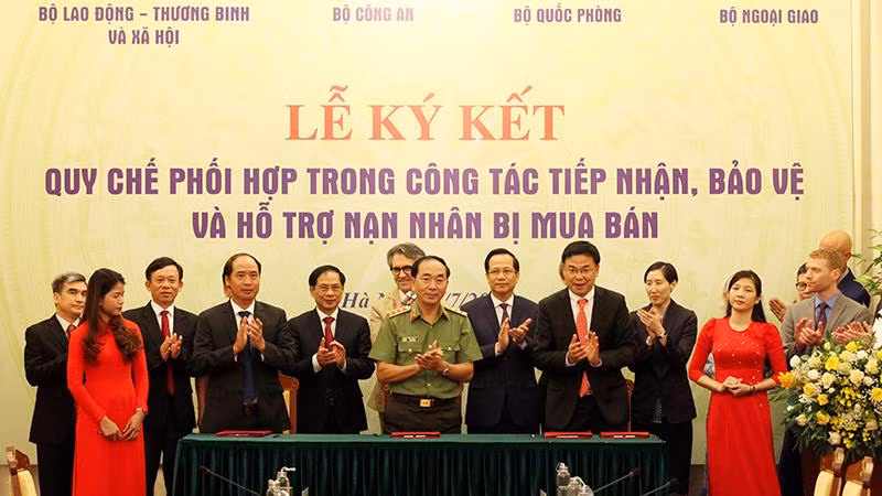 Các đại biểu tại lễ ký kết. (Ảnh: Đức Mạnh)