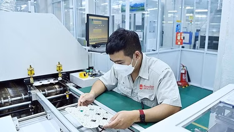 Lao động ở Công ty CP Bóng đèn Phích nước Rạng Đông, Hà Nội (Ảnh minh họa: DUY ĐĂNG).