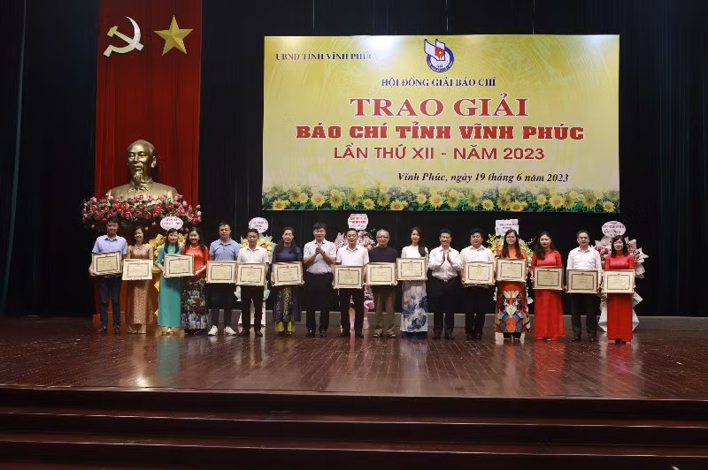Tặng bằng khen cho các nhà báo có thành tích xuất sắc.