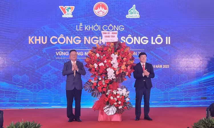 Chủ tịch Ủy ban nhân dân tỉnh Lê Duy Thành chúc mừng chủ đầu tư.