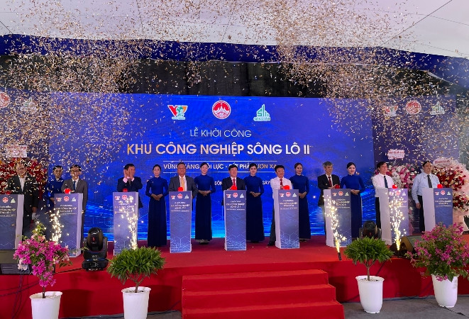 Các đại biểu bấm nút khởi công dự án.