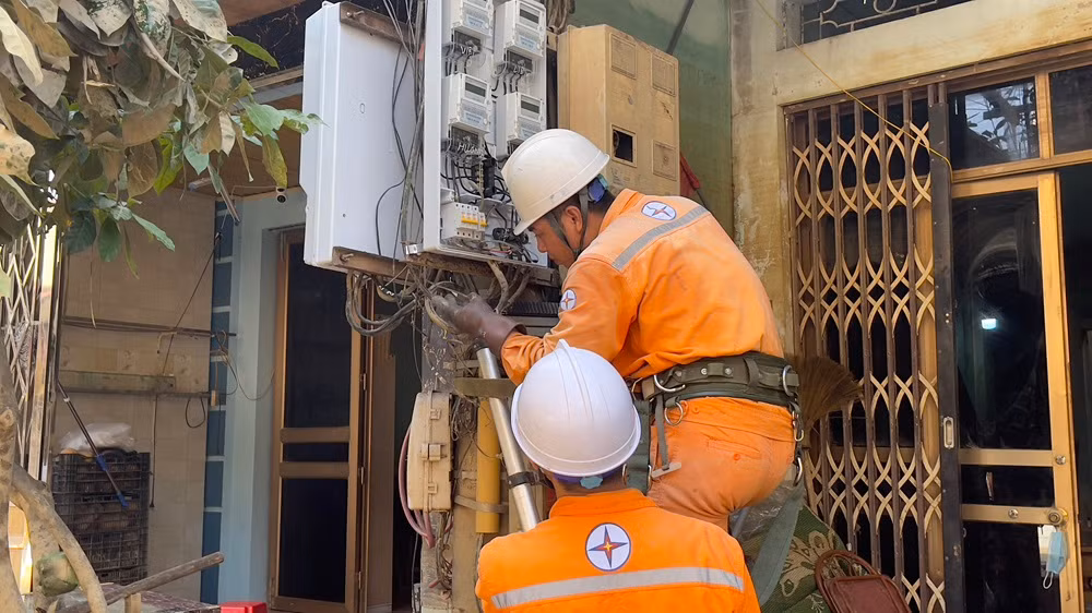 Lắp đặt công tơ tại phường Hồng Hà, thành phố Yên Bái. (Ảnh: THANH SƠN)