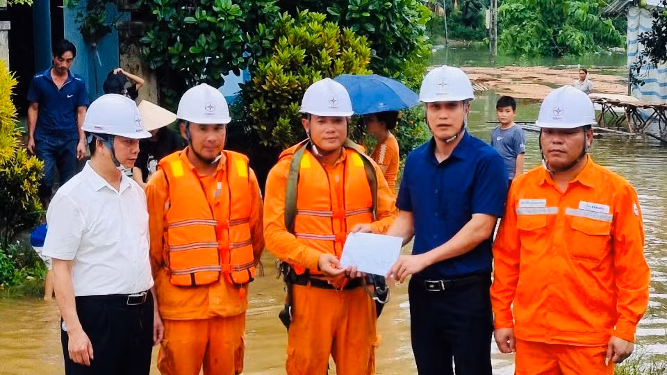 Lãnh đạo Công ty Điện lực Yên Bái kịp thời động viên lực lượng làm nhiệm vụ. (Ảnh: THANH SƠN)