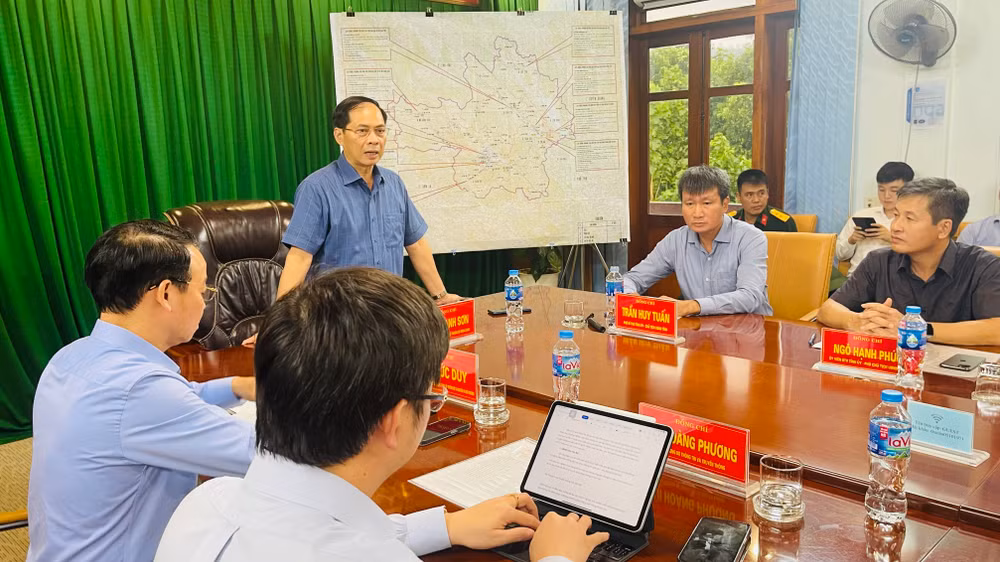 Phó Thủ tướng Bùi Thanh Sơn làm việc với lãnh đạo tỉnh Yên Bái. (Ảnh: THANH SƠN)