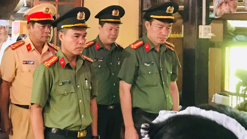 Đại tá Lê Việt Thắng, Giám đốc công tỉnh Yên Bái (bìa trái) đến chia buồn cùng gia đình.(Ảnh: THANH SƠN)