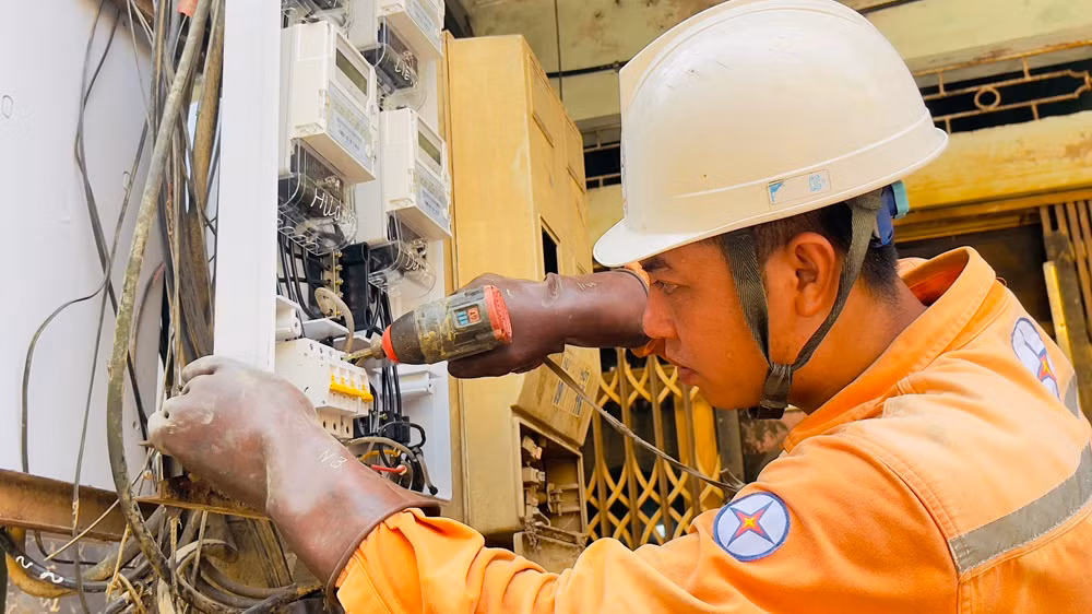 Lắp đặt công tơ điện tại tổ 3 phường Hồng Hà, thành phố Yên Bái. (Ảnh: THANH SƠN)