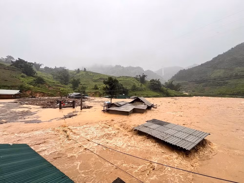 Thôn Mảnh Tầu, xã Bản Mù bị chìm trong nước lũ. (Ảnh: THANH SƠN)