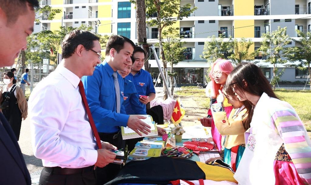 Đại diện lãnh đạo các ban, bộ, ngành, đơn vị tham quan khu vực gian hàng tuyển dụng, hướng nghiệp tại Ngày hội.