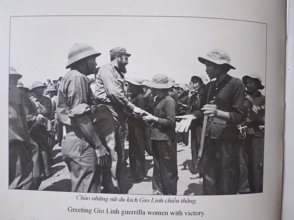 Chủ tịch Fidel chào những nữ du kích Gio Linh chiến thắng. Ảnh: HỒ SỸ SÔ Chủ tịch Fidel chào những nữ du kích Gio Linh chiến thắng. Ảnh: HỒ SỸ SÔ