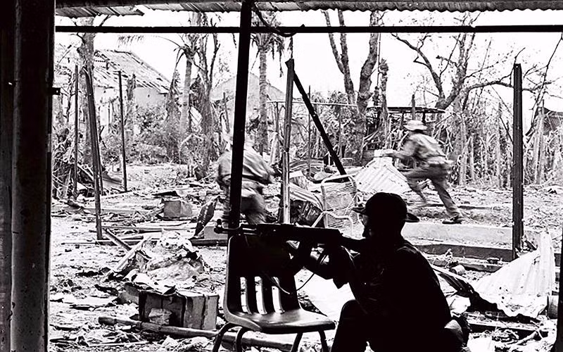 Chiến đấu giành lại từng căn nhà trong Thành cổ Quảng Trị, năm 1972. Ảnh: Đoàn Công Tính