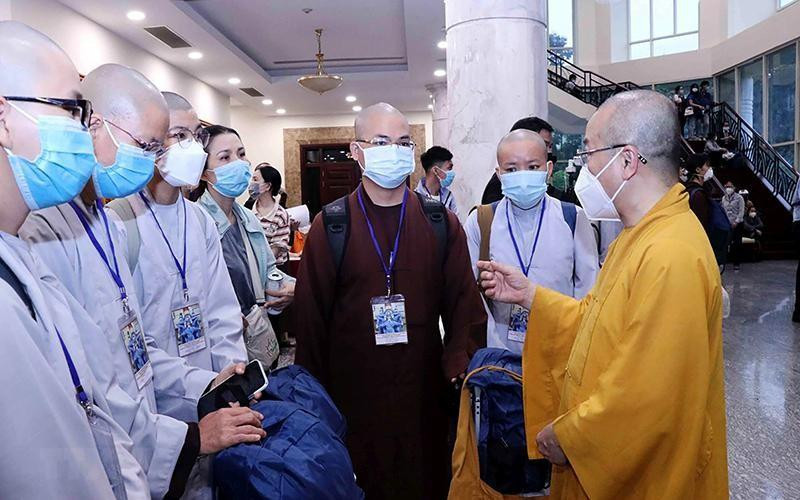 Thượng tọa Thích Nhật Tứ, Phó Viện trưởng Thường trực Học viện Phật học Việt Nam tại TP Hồ Chí Minh, dặn dò nhóm tình nguyện viên Phật giáo trước lúc nhóm lên đường hỗ trợ tuyến đầu chống dịch Covid-19. Ảnh: TTXVN