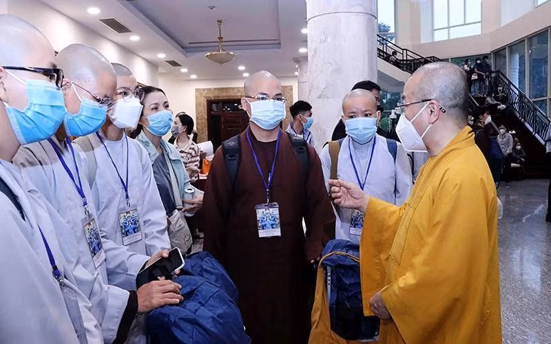 Thượng tọa Thích Nhật Tứ, Phó Viện trưởng Thường trực Học viện Phật học Việt Nam tại TP Hồ Chí Minh, dặn dò nhóm tình nguyện viên Phật giáo trước lúc nhóm lên đường hỗ trợ tuyến đầu chống dịch Covid-19. Ảnh: TTXVN