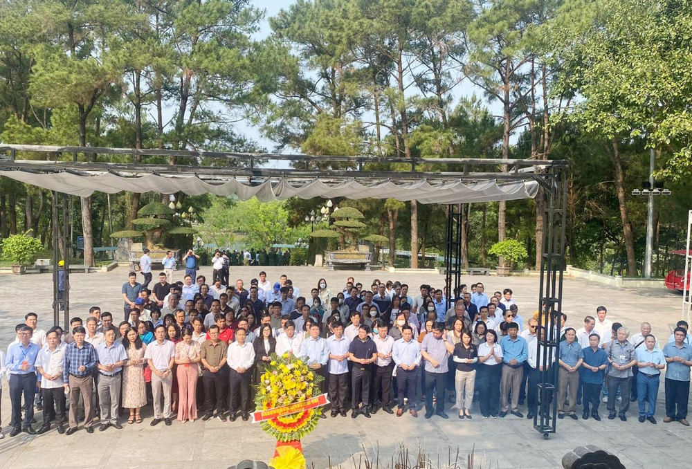 Đoàn đại biểu Hội thảo Báo Đảng thực hiện nghi thức phút mặc niệm trước anh linh các Anh hùng, liệt sĩ.