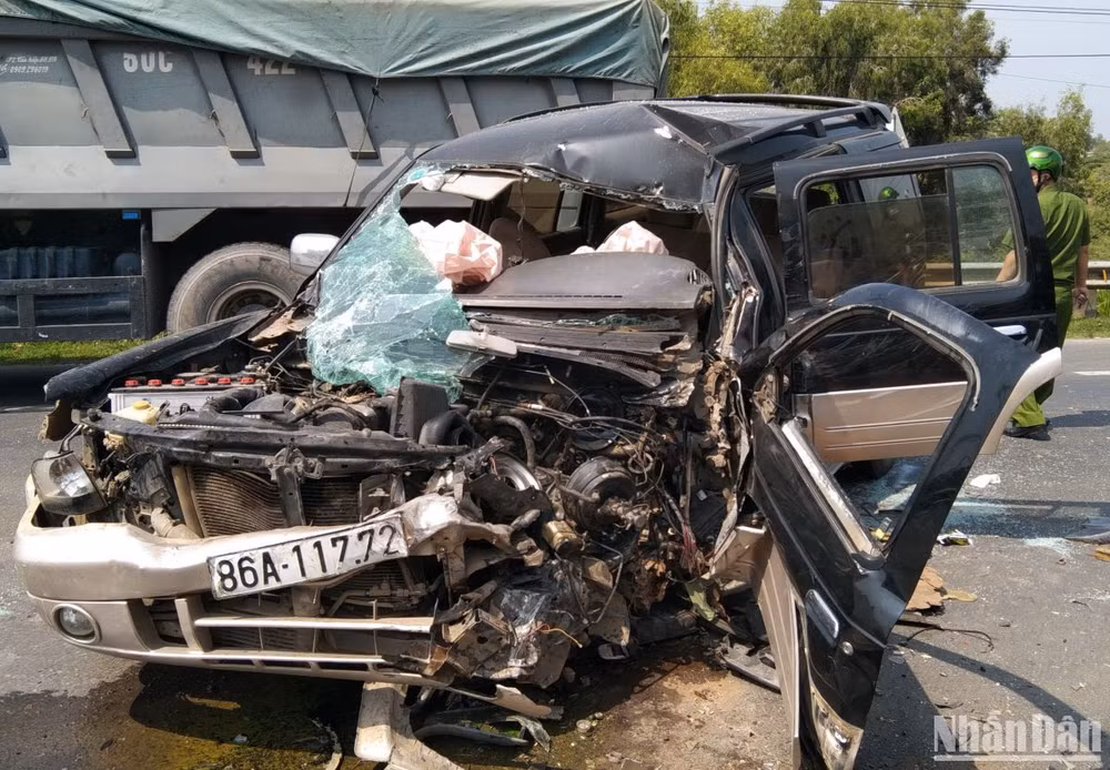 Xe ô-tô 7 chỗ bị nát phần đầu.