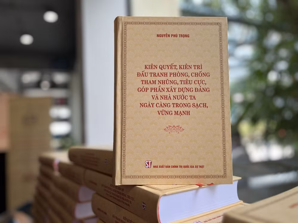 Bìa cuốn sách “Kiên quyết, kiên trì đấu tranh phòng, chống tham nhũng, tiêu cực góp phần xây dựng Đảng và Nhà nước ta ngày càng trong sạch, vững mạnh” của đồng chí Tổng Bí thư Nguyễn Phú Trọng.