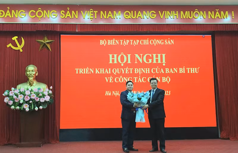 Đồng chí Mai Văn Chính trao quyết định và tặng hoa chúc mừng đồng chí Phạm Minh Tuấn được giao nhiệm vụ mới.