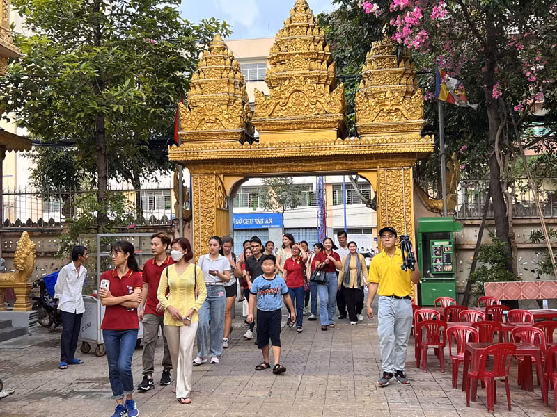 Du khách trải nghiệm chương trình.