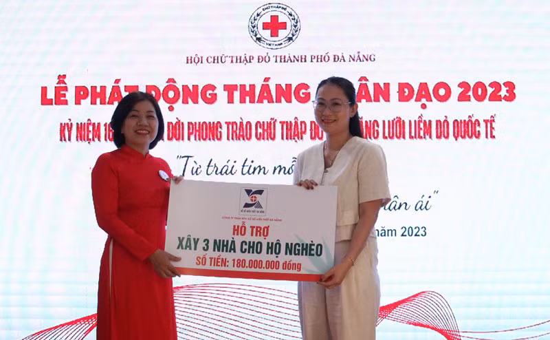 Các đơn vị trao hỗ trợ hoạt động nhân đạo.