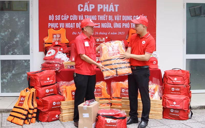 Cấp phát bộ dụng cụ sơ cấp cứu và ứng phó cho đội tình nguyện viên Chữ thập đỏ.