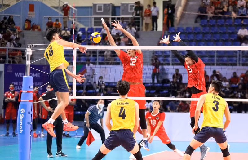 Đội tuyển bóng chuyền nam của Việt Nam (áo vàng) thi đấu tại một giải quốc tế. 