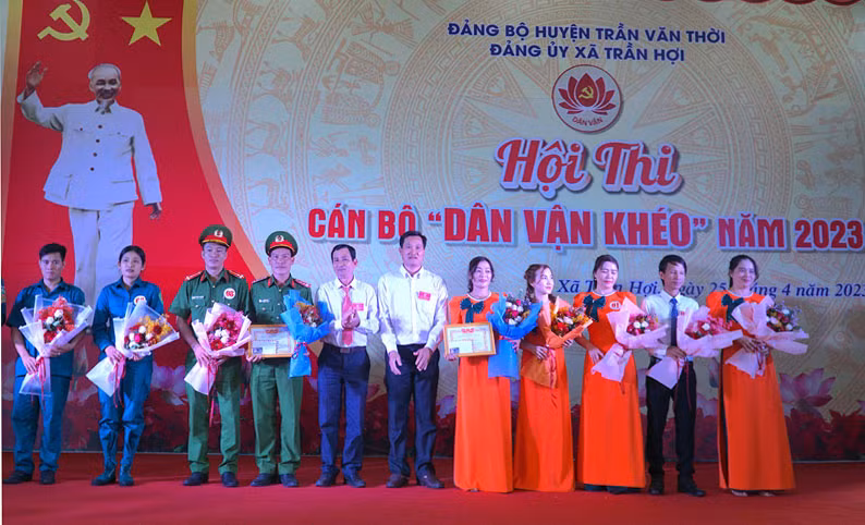 Ban tổ chức trao thưởng cho các thí sinh đoạt giải cao tại hội thi “Dân vận khéo” chiều 25/4.