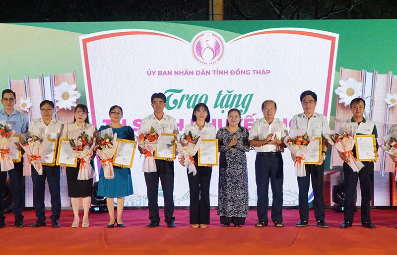 Lãnh đạo tỉnh trao thư và hoa cảm ơn các nhà tài trợ.