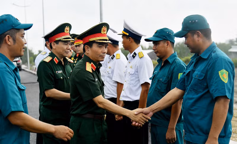 Trung tướng Nguyễn Doãn Anh gặp gỡ Hải đội dân quân thường trực tỉnh Kiên Giang. (Ảnh: PHƯƠNG VŨ)